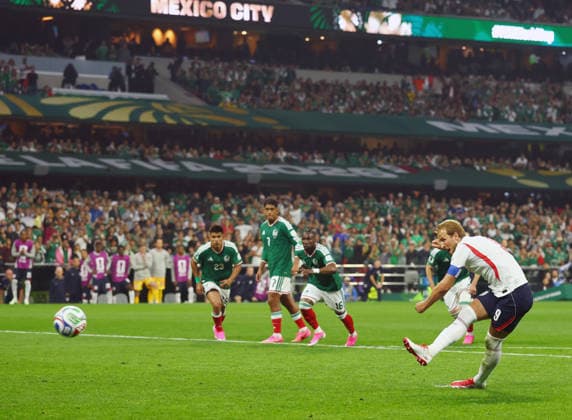 England s Harry Kane scores on a penalty kick against Mexico in the second half of a Round of 16 FIFA World Cup, WM, Weltmeisterschaft, Fussball match at Mexico City Stadium in Mexico City, Mexico, on Sunday, July 5, 2026.  MEX20260705816 CHRISTIANxBRUNSKILL