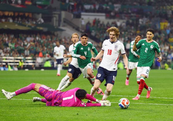 Mexico s goalkeeper Raul Rangel commits a foul on England s Anthony Gordon (18) resulting in a penalty kick in the second half of a Round of 16 FIFA World Cup, WM, Weltmeisterschaft, Fussball match at Mexico City Stadium in Mexico City, Mexico, on Sunday, July 5, 2026.  MEX20260705817 CHRISTIANxBRUNSKILL