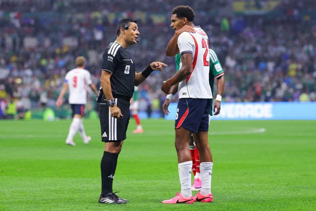 MEXICO CITY, MEXICO - JULY 5: Referee, Alireza Faghan talks to Jarell Quansah of England during the FIFA World Cup, WM, Weltmeisterschaft, Fussball 2026 Round Of 16 match between Mexico and England at Mexico City Stadium on July 5, 2026 in Mexico City, Mexico.  Copyright: xMBxMediax