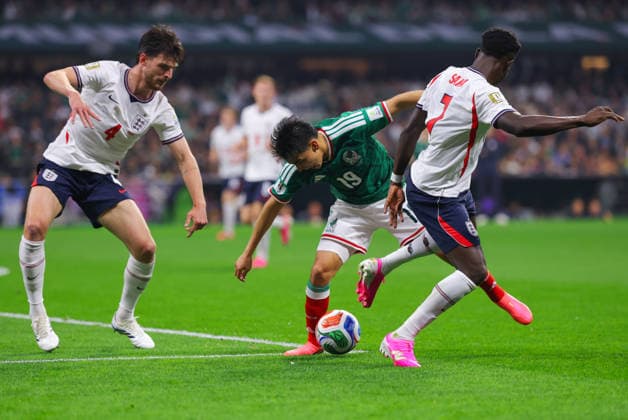 MEXICO CITY, MEXICO - JULY 5: Bukayo Saka of England tackles Gilberto Mora of Mexico during the FIFA World Cup, WM, Weltmeisterschaft, Fussball 2026 Round Of 16 match between Mexico and England at Mexico City Stadium on July 5, 2026 in Mexico City, Mexico.  Copyright: xMBxMediax