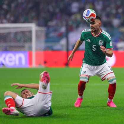 MEXICO CITY, MEXICO - JULY 5: Johan Vasquez of Mexico headers the ball during the FIFA World Cup, WM, Weltmeisterschaft, Fussball 2026 Round Of 16 match between Mexico and England at Mexico City Stadium on July 5, 2026 in Mexico City, Mexico.  Copyright: xMBxMediax
