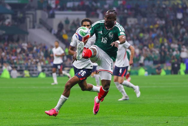 MEXICO CITY, MEXICO - JULY 5: Julian Quinones of Mexico controls the ball as Jarell Quansah of England defends during the FIFA World Cup, WM, Weltmeisterschaft, Fussball 2026 Round Of 16 match between Mexico and England at Mexico City Stadium on July 5, 2026 in Mexico City, Mexico.  Copyright: xMBxMediax