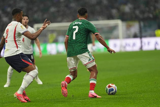 Mexico v England Round of 16 FIFA World Cup, WM, Weltmeisterschaft, Fussball 2026 Luis Romo 7 of Mexico national team, Nationalteam is pressured by Ezri Konsa 2 of England national team during the FIFA World Cup 2026 round of 16 match between Mexico and England at Mexico City stadium. on July 5, 2026 in Mexico City, Mexico. (Photo by Ian Robles Eyepix Group) Copyright: xIanxRobles xEyepixxGroupx EL_05072026_191143JPEG