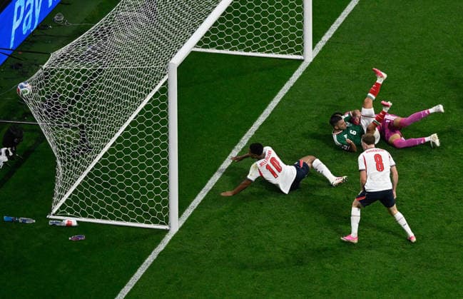 (260706) -- MEXICO CITY, July 6, 2026 -- Jude Bellingham (L) of England scores during the round of 16 match between Mexico and England at the 2026 FIFA World Cup, WM, Weltmeisterschaft, Fussball at the Mexico City Stadium, Mexico, July 5, 2026. ) (SP)MEXICO-MEXICO CITY-FOOTBALL-FIFA WORLD CUP-ROUND OF 16-MEX VS ENG LixMuzi 