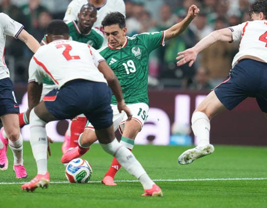 (260706) -- MEXICO CITY, July 6, 2026 -- Gilberto Mora (C) of Mexico moves the ball forward during the round of 16 match between Mexico and England at the 2026 FIFA World Cup, WM, Weltmeisterschaft, Fussball at the Mexico City Stadium, Mexico, July 5, 2026. (Photo by Xinhua) (SP)MEXICO-MEXICO CITY-FOOTBALL-FIFA WORLD CUP-ROUND OF 16-MEX VS ENG MartinxZabala 