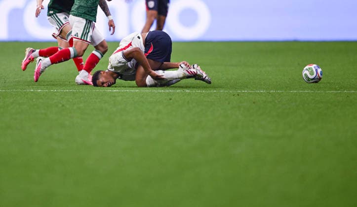 (260706) -- MEXICO CITY, July 6, 2026 -- Jude Bellingham of England kneels on the ground during the round of 16 match between Mexico and England at the 2026 FIFA World Cup, WM, Weltmeisterschaft, Fussball at the Mexico City Stadium, Mexico, July 5, 2026. ) (SP)MEXICO-MEXICO CITY-FOOTBALL-FIFA WORLD CUP-ROUND OF 16-MEX VS ENG WuxWei 
