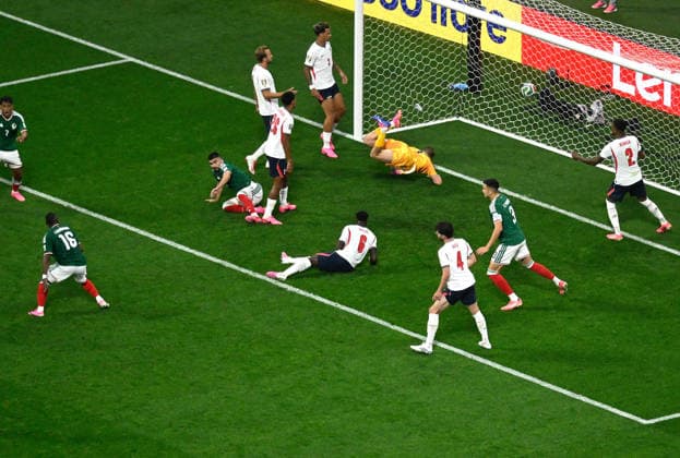 (260706) -- MEXICO CITY, July 6, 2026 -- Julian Quinones (L, bottom) of Mexico scores during the round of 16 match between Mexico and England at the 2026 FIFA World Cup, WM, Weltmeisterschaft, Fussball at the Mexico City Stadium, Mexico, July 5, 2026. ) (SP)MEXICO-MEXICO CITY-FOOTBALL-FIFA WORLD CUP-ROUND OF 16-MEX VS ENG LixMuzi 