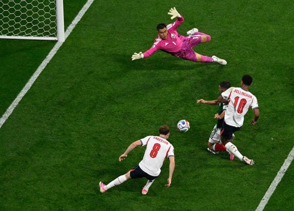 (260706) -- MEXICO CITY, July 6, 2026 -- Jude Bellingham (R) of England scores during the round of 16 match between Mexico and England at the 2026 FIFA World Cup, WM, Weltmeisterschaft, Fussball at the Mexico City Stadium, Mexico, July 5, 2026. ) (SP)MEXICO-MEXICO CITY-FOOTBALL-FIFA WORLD CUP-ROUND OF 16-MEX VS ENG LixMuzi 