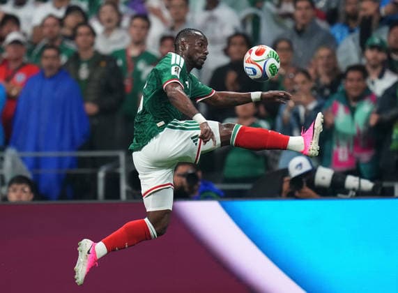 (260706) -- MEXICO CITY, July 6, 2026 -- Julian Quinones of Mexico controls the ball during the round of 16 match between Mexico and England at the 2026 FIFA World Cup, WM, Weltmeisterschaft, Fussball at the Mexico City Stadium, Mexico, July 5, 2026. (Photo by Xinhua) (SP)MEXICO-MEXICO CITY-FOOTBALL-FIFA WORLD CUP-ROUND OF 16-MEX VS ENG MartinxZabala 