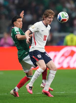 (260706) -- MEXICO CITY, July 6, 2026 -- Anthony Gordon (R) of England controls the ball during the round of 16 match between Mexico and England at the 2026 FIFA World Cup, WM, Weltmeisterschaft, Fussball at the Mexico City Stadium, Mexico, July 5, 2026. (Photo by Xinhua) (SP)MEXICO-MEXICO CITY-FOOTBALL-FIFA WORLD CUP-ROUND OF 16-MEX VS ENG MartinxZabala 