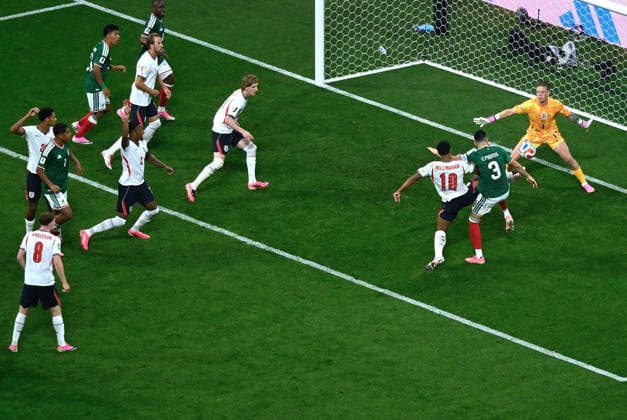 (260706) -- MEXICO CITY, July 6, 2026 -- Jude Bellingham (3rd R) of England vies with Cesar Montes (2nd R) of Mexico during the round of 16 match between Mexico and England at the 2026 FIFA World Cup, WM, Weltmeisterschaft, Fussball at the Mexico City Stadium, Mexico, July 5, 2026. ) (SP)MEXICO-MEXICO CITY-FOOTBALL-FIFA WORLD CUP-ROUND OF 16-MEX VS ENG LixMuzi 