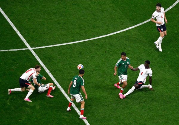 (260706) -- MEXICO CITY, July 6, 2026 -- Players of both teams battle for the ball during the round of 16 match between Mexico and England at the 2026 FIFA World Cup, WM, Weltmeisterschaft, Fussball at the Mexico City Stadium, Mexico, July 5, 2026. ) (SP)MEXICO-MEXICO CITY-FOOTBALL-FIFA WORLD CUP-ROUND OF 16-MEX VS ENG LixMuzi 