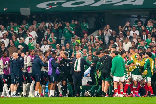 Mexico v England - FIFA World Cup, WM, Weltmeisterschaft, Fussball 2026 - Round of 16 MEXICO CITY, MEXICO - JULY 05: Javier Aguirre head coach of Mexico tries to calm down the players during the FIFA World Cup 2026 Round of 16 match between Mexico and England at Mexico Stadium (Estadio Azteca) in Mexico City, Mexico on July 05, 2026. Juancho Torres Anadolu Mexico City Mexico. Editorial use only. Please get in touch for any other usage.  Copyright: x2026xAnadoluxJuanchoxTorresx