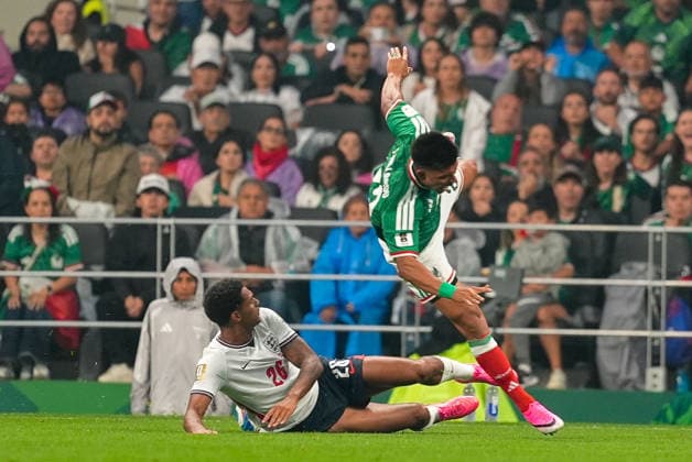 Mexico v England - FIFA World Cup, WM, Weltmeisterschaft, Fussball 2026 - Round of 16 MEXICO CITY, MEXICO - JULY 05: Jarell Quansah (26) of England tackles Jesus Gallardo (23) of Mexico which results in a red card during the FIFA World Cup 2026 Round of 16 match between Mexico and England at Mexico Stadium (Estadio Azteca) in Mexico City, Mexico on July 05, 2026. Juancho Torres Anadolu Mexico City Mexico. Editorial use only. Please get in touch for any other usage.  Copyright: x2026xAnadoluxJuanchoxTorresx