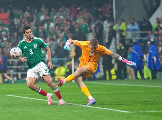 Mexico v England - FIFA World Cup, WM, Weltmeisterschaft, Fussball 2026 - Round of 16 MEXICO CITY, MEXICO - JULY 05: Jordan Pickford of England in action against Raul Jimenez (9) of Mexico during the FIFA World Cup 2026 Round of 16 match between Mexico and England at Mexico Stadium (Estadio Azteca) in Mexico City, Mexico on July 05, 2026. Juancho Torres Anadolu Mexico City Mexico. Editorial use only. Please get in touch for any other usage.  Copyright: x2026xAnadoluxJuanchoxTorresx