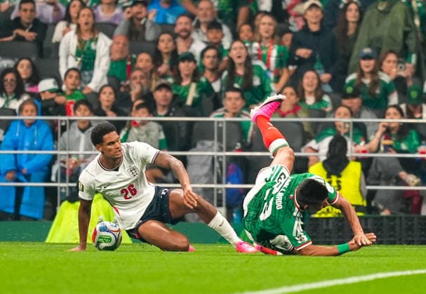 Mexico v England - FIFA World Cup, WM, Weltmeisterschaft, Fussball 2026 - Round of 16 MEXICO CITY, MEXICO - JULY 05: Jarell Quansah (26) of England tackles Jesus Gallardo (23) of Mexico which results in a red card during the FIFA World Cup 2026 Round of 16 match between Mexico and England at Mexico Stadium (Estadio Azteca) in Mexico City, Mexico on July 05, 2026. Juancho Torres Anadolu Mexico City Mexico. Editorial use only. Please get in touch for any other usage.  Copyright: x2026xAnadoluxJuanchoxTorresx