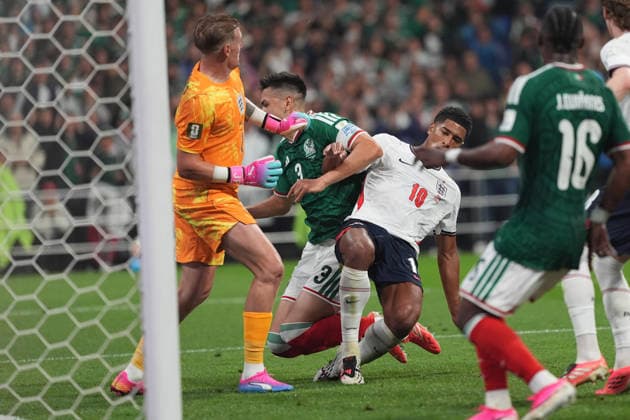 Mexico v England Round of 16 FIFA World Cup, WM, Weltmeisterschaft, Fussball 2026 CÃ sar Montes 3 of Mexico national team, Nationalteam and Jude Bellingham 10 of England national team battle for the ball during the FIFA World Cup 2026 round of 16 match between Mexico and England at Mexico City stadium. on July 5, 2026 in Mexico City, Mexico. (Photo by Ian Robles Eyepix Group) Copyright: xIanxRobles xEyepixxGroupx EL_05072026_191150JPEG
