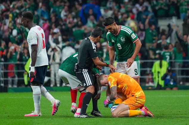 Mexico v England - FIFA World Cup, WM, Weltmeisterschaft, Fussball 2026 - Round of 16 MEXICO CITY, MEXICO - JULY 05: Jordan Pickford goalkeeper of England gets injured during the FIFA World Cup 2026 Round of 16 match between Mexico and England at Mexico Stadium (Estadio Azteca) in Mexico City, Mexico on July 05, 2026. Juancho Torres Anadolu Mexico City Mexico. Editorial use only. Please get in touch for any other usage.  Copyright: x2026xAnadoluxJuanchoxTorresx