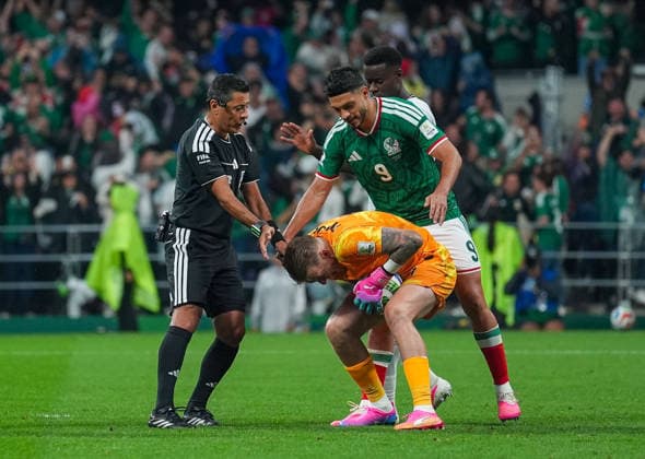 Mexico v England - FIFA World Cup, WM, Weltmeisterschaft, Fussball 2026 - Round of 16 MEXICO CITY, MEXICO - JULY 05: Jordan Pickford goalkeeper of England in action against Raul Jimenez (9) of Mexico during the FIFA World Cup 2026 Round of 16 match between Mexico and England at Mexico Stadium (Estadio Azteca) in Mexico City, Mexico on July 05, 2026. Juancho Torres Anadolu Mexico City Mexico. Editorial use only. Please get in touch for any other usage.  Copyright: x2026xAnadoluxJuanchoxTorresx