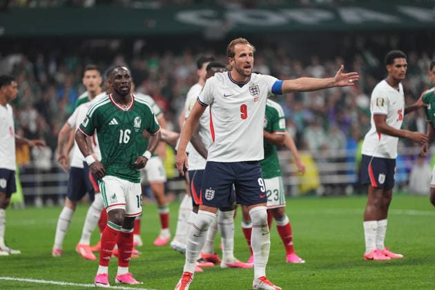 Mexico v England Round of 16 FIFA World Cup, WM, Weltmeisterschaft, Fussball 2026 Julian Quinones 16 of Mexico national team, Nationalteam and Harry Kane 9 of England national team during the FIFA World Cup 2026 round of 16 match between Mexico and England at Mexico City stadium. on July 5, 2026 in Mexico City, Mexico. (Photo by Ian Robles Eyepix Group) Copyright: xIanxRobles xEyepixxGroupx EL_05072026_191151JPEG