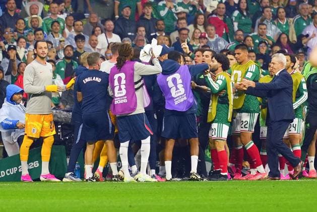 Clashes between the two benches after a foul by Jarell Quansah Mexico v England, 2026 FIFA World Cup, WM, Weltmeisterschaft, Fussball Round of 16, Football, Azteca Stadium, Mexico City, Mexico - 05 Jul 2026Mexico City Azteca Stadium Mexico  Copyright: xJavierxGarcia Shutterstockx 16975483cl