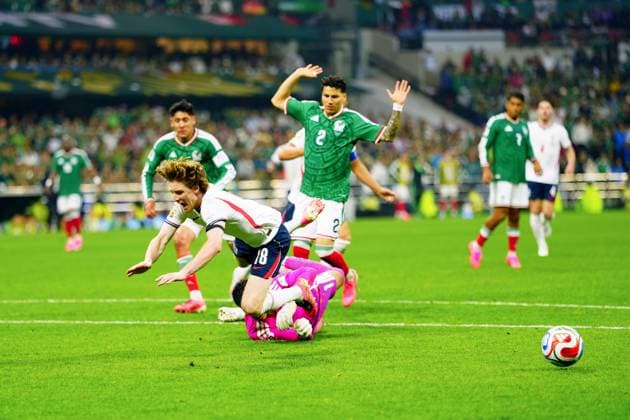 Anthony Gordon of England wins a penalty Mexico v England, 2026 FIFA World Cup, WM, Weltmeisterschaft, Fussball Round of 16, Football, Azteca Stadium, Mexico City, Mexico - 05 Jul 2026Mexico City Azteca Stadium Mexico  Copyright: xJavierxGarcia Shutterstockx 16975483cq