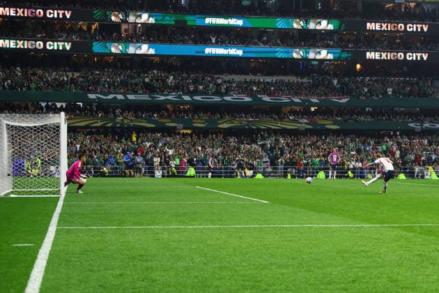 FIFA World Cup, WM, Weltmeisterschaft, Fussball 2026: Mexico v England MEXICO CITY, MEXICO - 5th July 2026: Harry Kane of England scores his side s third goal from the penalty spot during the FIFA World Cup 2026 Round of 16 match between Mexico and England at Azteca Stadium Mexico City Azteca Stadium Mexico Copyright: xCraigxMercerx xPeakxActionxPhotosx