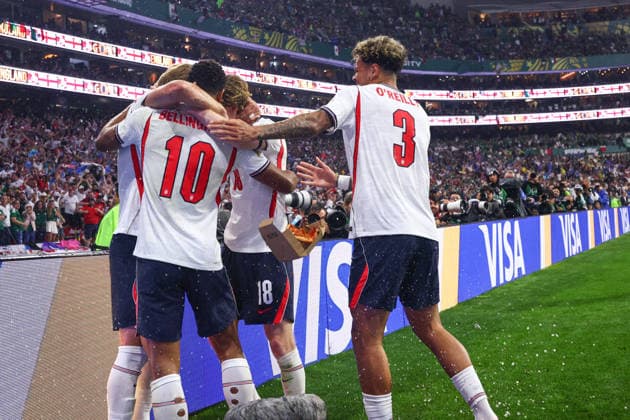 FIFA World Cup, WM, Weltmeisterschaft, Fussball 2026: Mexico v England MEXICO CITY, MEXICO - 5th July 2026: Harry Kane of England celebrates with team mates after scoring his side s third goal from the penalty spot, and the crowd throw beer cups and a pizza box at the players, during the FIFA World Cup 2026 Round of 16 match between Mexico and England at Azteca Stadium Mexico City Azteca Stadium Mexico Copyright: xCraigxMercerx xPeakxActionxPhotosx