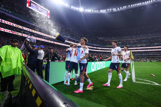 FIFA World Cup, WM, Weltmeisterschaft, Fussball 2026: Mexico v England MEXICO CITY, MEXICO - 5th July 2026: Harry Kane of England celebrates with team mates after scoring his side s third goal from the penalty spot, and the crowd throw beer cups and a pizza box at the players, during the FIFA World Cup 2026 Round of 16 match between Mexico and England at Azteca Stadium Mexico City Azteca Stadium Mexico Copyright: xCraigxMercerx xPeakxActionxPhotosx