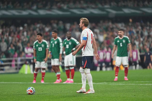 Mexico v England Round of 16 FIFA World Cup, WM, Weltmeisterschaft, Fussball 2026 Harry Kane 9 of England national team, Nationalteam prepares to take the penalty kick during the FIFA World Cup 2026 round of 16 match between Mexico and England at Mexico City stadium. on July 5, 2026 in Mexico City, Mexico. (Photo by Ian Robles Eyepix Group) Copyright: xIanxRobles xEyepixxGroupx TO-44454-13jpeg