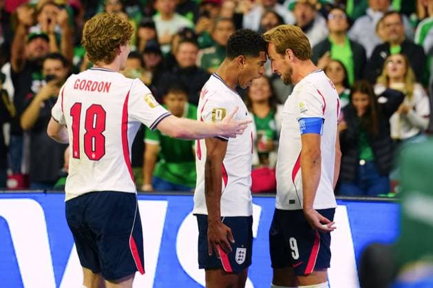 Harry Kane of England celebrates scoring with Jude Bellingham and Anthony Gordon Mexico v England, 2026 FIFA World Cup, WM, Weltmeisterschaft, Fussball Round of 16, Football, Azteca Stadium, Mexico City, Mexico - 05 Jul 2026Mexico City Azteca Stadium Mexico  Copyright: xJavierxGarcia Shutterstockx 16975483cz