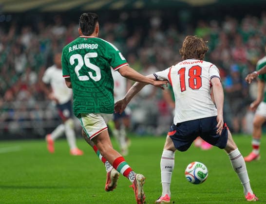 Mexico v England - FIFA World Cup, WM, Weltmeisterschaft, Fussball 2026 - Round of 16 MEXICO CITY, MEXICO - JULY 05: Roberto Alvarado (25) of Mexico in action against Anthony Gordon (18) of England during the FIFA World Cup 2026 Round of 16 match between Mexico and England at Mexico Stadium (Estadio Azteca) in Mexico City, Mexico on July 05, 2026. Juancho Torres Anadolu Mexico City Mexico. Editorial use only. Please get in touch for any other usage.  Copyright: x2026xAnadoluxJuanchoxTorresx