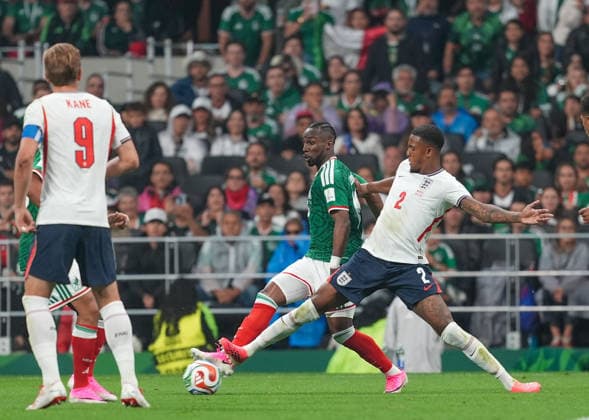 Mexico v England - FIFA World Cup, WM, Weltmeisterschaft, Fussball 2026 - Round of 16 MEXICO CITY, MEXICO - JULY 05: Julian Quinones (2nd R) of Mexico in action against Ezri Konsa (2) of England during the FIFA World Cup 2026 Round of 16 match between Mexico and England at Mexico Stadium (Estadio Azteca) in Mexico City, Mexico on July 05, 2026. Juancho Torres Anadolu Mexico City Mexico. Editorial use only. Please get in touch for any other usage.  Copyright: x2026xAnadoluxJuanchoxTorresx