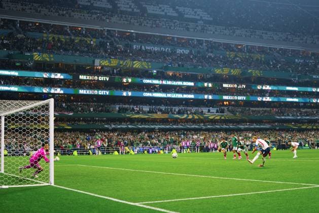 Harry Kane of England scores from the penalty spot Mexico v England, 2026 FIFA World Cup, WM, Weltmeisterschaft, Fussball Round of 16, Football, Azteca Stadium, Mexico City, Mexico - 05 Jul 2026Mexico City Azteca Stadium Mexico  Copyright: xJavierxGarcia Shutterstockx 16975483dd