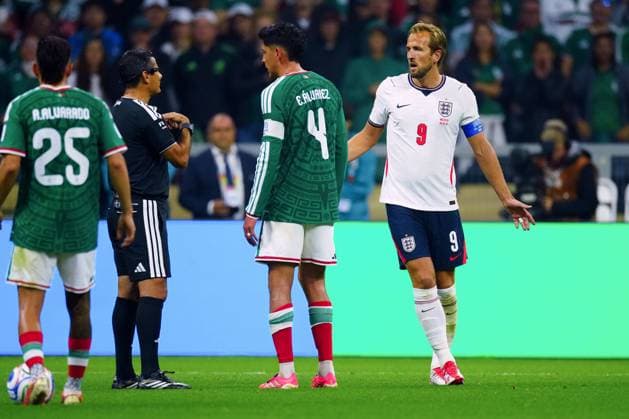 Harry Kane of England talks to the referee Mexico v England, 2026 FIFA World Cup, WM, Weltmeisterschaft, Fussball Round of 16, Football, Azteca Stadium, Mexico City, Mexico - 05 Jul 2026Mexico City Azteca Stadium Mexico  Copyright: xJavierxGarcia Shutterstockx 16975483dh