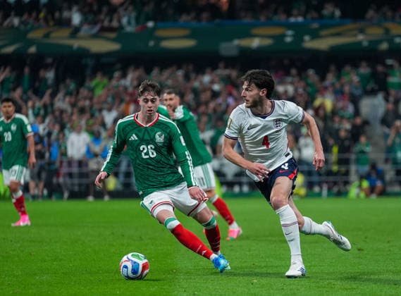 Mexico v England - FIFA World Cup, WM, Weltmeisterschaft, Fussball 2026 - Round of 16 MEXICO CITY, MEXICO - JULY 05: Brian Gutierrez (26) of Mexico in action against Declan Rice (4) of England during the FIFA World Cup 2026 Round of 16 match between Mexico and England at Mexico Stadium (Estadio Azteca) in Mexico City, Mexico on July 05, 2026. Juancho Torres Anadolu Mexico City Mexico. Editorial use only. Please get in touch for any other usage.  Copyright: x2026xAnadoluxJuanchoxTorresx