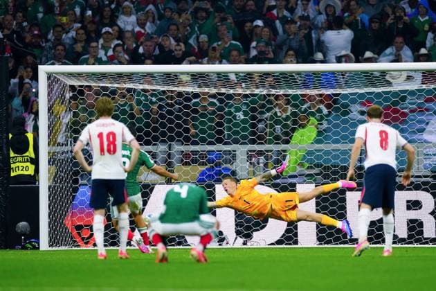 Raul Jimenez of Mexico scores a penalty Mexico v England, 2026 FIFA World Cup, WM, Weltmeisterschaft, Fussball Round of 16, Football, Azteca Stadium, Mexico City, Mexico - 05 Jul 2026Mexico City Azteca Stadium Mexico  Copyright: xJavierxGarcia Shutterstockx 16975483dj