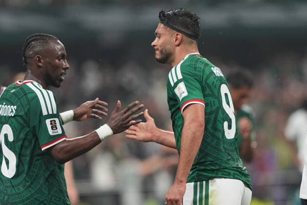 Mexico v England Round of 16 FIFA World Cup, WM, Weltmeisterschaft, Fussball 2026 Raul JimÃ nez 9 and Julian Quinones 16 of Mexico national team, Nationalteam celebrating during the FIFA World Cup 2026 round of 16 match between Mexico and England at Mexico City stadium. on July 5, 2026 in Mexico City, Mexico. (Photo by Ian Robles Eyepix Group) Copyright: xIanxRobles xEyepixxGroupx EL_05072026_191154JPEG