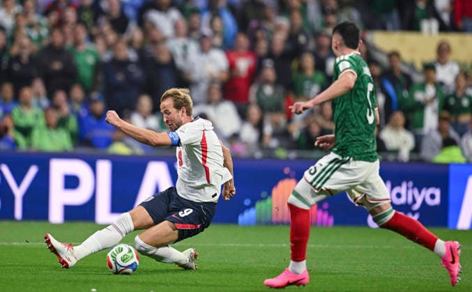 (260706) -- MEXICO CITY, July 6, 2026 -- Harry Kane (L) of England passes the ball during the round of 16 match between Mexico and England at the 2026 FIFA World Cup, WM, Weltmeisterschaft, Fussball at the Mexico City Stadium, Mexico, July 5, 2026. ) (SP)MEXICO-MEXICO CITY-FOOTBALL-FIFA WORLD CUP-ROUND OF 16-MEX VS ENG WuxWei 