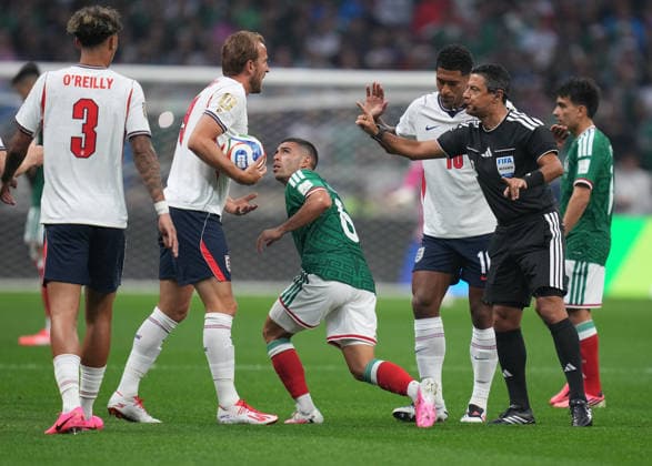 (260706) -- MEXICO CITY, July 6, 2026 -- Harry Kane (2nd L) of England talks with the referee during the round of 16 match between Mexico and England at the 2026 FIFA World Cup, WM, Weltmeisterschaft, Fussball at the Mexico City Stadium, Mexico, July 5, 2026. (Photo by Xinhua) (SP)MEXICO-MEXICO CITY-FOOTBALL-FIFA WORLD CUP-ROUND OF 16-MEX VS ENG MartinxZabala 