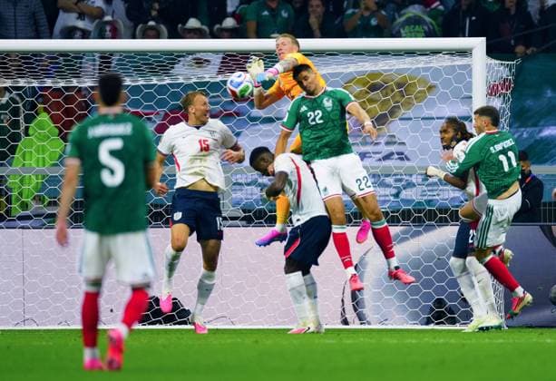 Jordan Pickford of England punches clear Mexico v England, 2026 FIFA World Cup, WM, Weltmeisterschaft, Fussball Round of 16, Football, Azteca Stadium, Mexico City, Mexico - 05 Jul 2026Mexico City Azteca Stadium Mexico  Copyright: xJavierxGarcia Shutterstockx 16975483ds