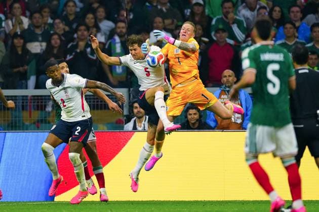 Jordan Pickford of England catches a cross Mexico v England, 2026 FIFA World Cup, WM, Weltmeisterschaft, Fussball Round of 16, Football, Azteca Stadium, Mexico City, Mexico - 05 Jul 2026Mexico City Azteca Stadium Mexico  Copyright: xJavierxGarcia Shutterstockx 16975483du