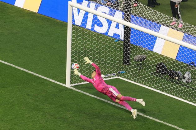 FIFA World Cup, WM, Weltmeisterschaft, Fussball 2026 - Round of 16 - Mexico vs. England Mexico s Raul Rangel attempts to stop a penalty kick by England s Harry Kane (not pictured) during the FIFA World Cup 2026 Round of 16 soccer match between Mexico and England, in Mexico City, Mexico, 05 July 2026. Mexico City Mexico  Copyright: xMARIOxGUZMANx