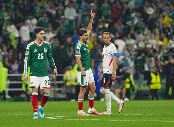 Mexico v England Round of 16 FIFA World Cup, WM, Weltmeisterschaft, Fussball 2026 Raul JimÃ nez 9 of Mexico national team, Nationalteam prepares to take the penalty kick during the FIFA World Cup 2026 round of 16 match between Mexico and England at Mexico City stadium. on July 5, 2026 in Mexico City, Mexico. (Photo by Ian Robles Eyepix Group) Copyright: xIanxRobles xEyepixxGroupx EL_05072026_191225JPEG