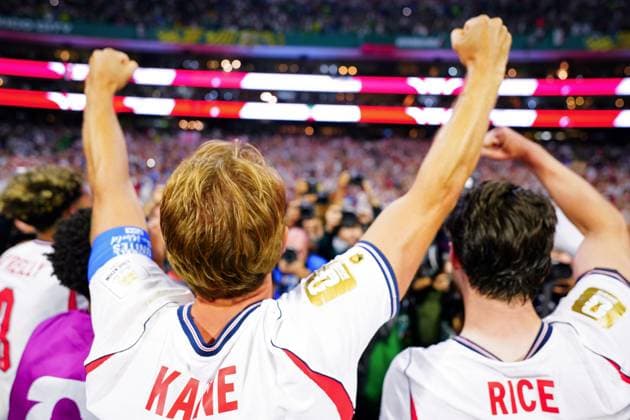 Harry Kane and Declan Rice of England celebrate at full time Mexico v England, 2026 FIFA World Cup, WM, Weltmeisterschaft, Fussball Round of 16, Football, Azteca Stadium, Mexico City, Mexico - 05 Jul 2026Mexico City Azteca Stadium Mexico  Copyright: xJavierxGarcia Shutterstockx 16975483em