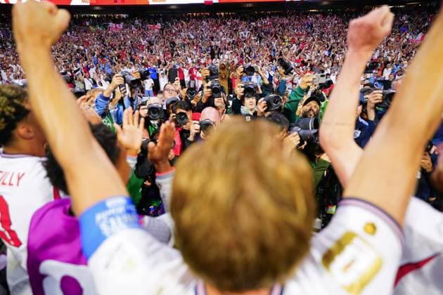England players celebrate at full time Mexico v England, 2026 FIFA World Cup, WM, Weltmeisterschaft, Fussball Round of 16, Football, Azteca Stadium, Mexico City, Mexico - 05 Jul 2026Mexico City Azteca Stadium Mexico  Copyright: xJavierxGarcia Shutterstockx 16975483en