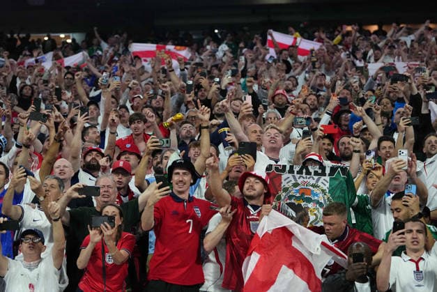 England fans (England) during Mexico and England, Round of 16 FIFA World Cup, WM, Weltmeisterschaft, Fussball 2026, Azteca Stadium, Mexico, Mexico on July 5, 2026. Thor Wegner DeFodi Images. (Photo by DeFodi Images) - *** England fans cheer on England during the Mexico vs. England Round of 16 match at the 2026 FIFA World Cup, Azteca Stadium, Mexico City, on July 5, 2026. Photo by Thor Wegner, DeFodi Images