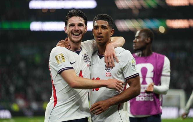Declan Rice (England) and Jude Bellingham (England) during Mexico and England, Round of 16 FIFA World Cup, WM, Weltmeisterschaft, Fussball 2026, Azteca Stadium, Mexico, Mexico on July 5, 2026. Thor Wegner DeFodi Images. (Photo by DeFodi Images) - *** Declan Rice (England) and Jude Bellingham (England) during the Round of 16 match between Mexico and England at the 2026 FIFA World Cup, Azteca Stadium, Mexico City, Mexico, on July 5, 2026. Photo by Thor Wegner, DeFodi Images