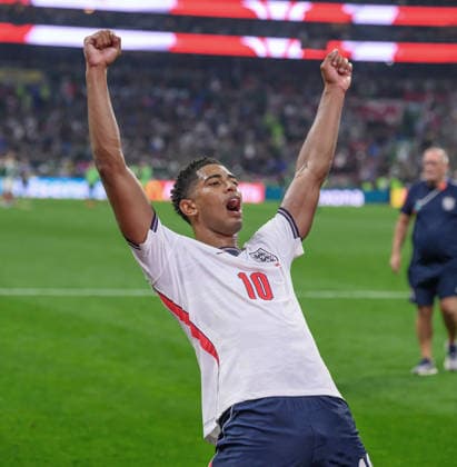 05 July 2026 - Mexico v England - Azteca Stadium- Mexico City - R16 - 2026 World Cup - USA. 05 July 2026 - Mexico v England - Azteca Stadium- Mexico City - R16 - 2026 World Cup - USA. Jude Bellingham celebrates victory at the final whistle. Picture : Mark Pain MEXICO CITY MEXICO  Copyright: xMarkxPainx