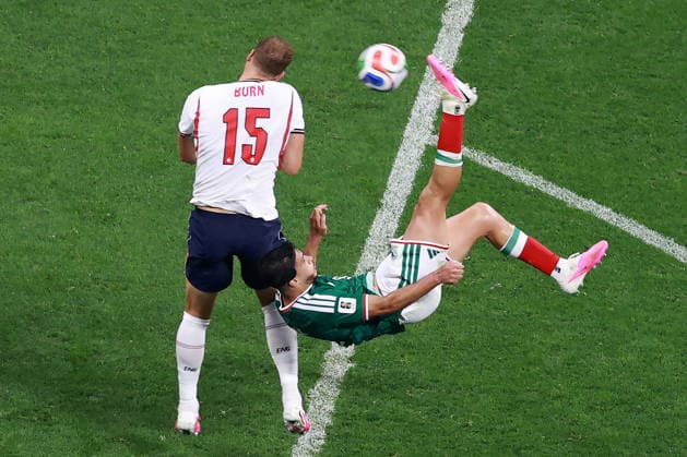 FIFA World Cup, WM, Weltmeisterschaft, Fussball 2026 - Round of 16 - Mexico vs. England Johan Vasquez (R) of Mexico vies for the ball with Dan Burn of England during the FIFA World Cup 2026 Round of 16 soccer match between Mexico and England, in Mexico City, Mexico, 05 July 2026. Mexico City Mexico  Copyright: xMARIOxGUZMANx